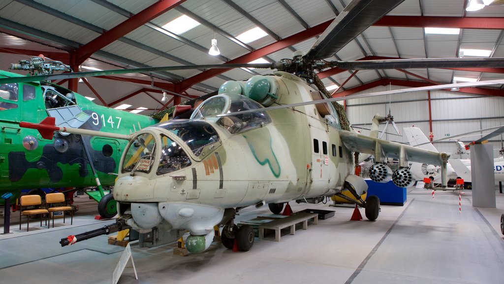 Internationaal helikoptermuseum inclusief interieur en vliegtuigen