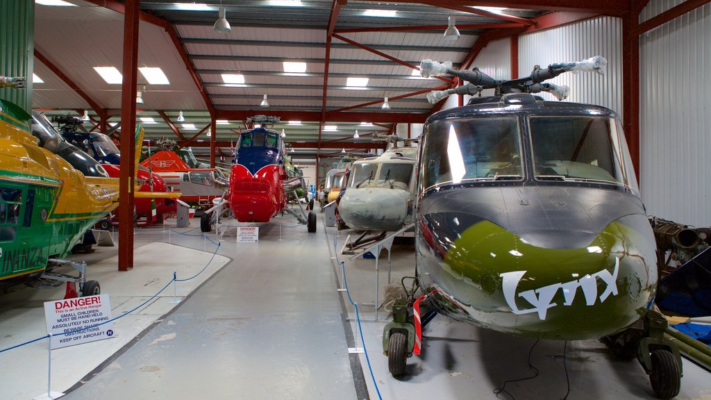 International Helicopter Museum mostrando vista interna y avión