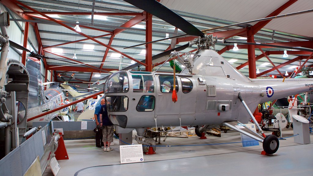 Internationaal helikoptermuseum toont interieur en vliegtuigen