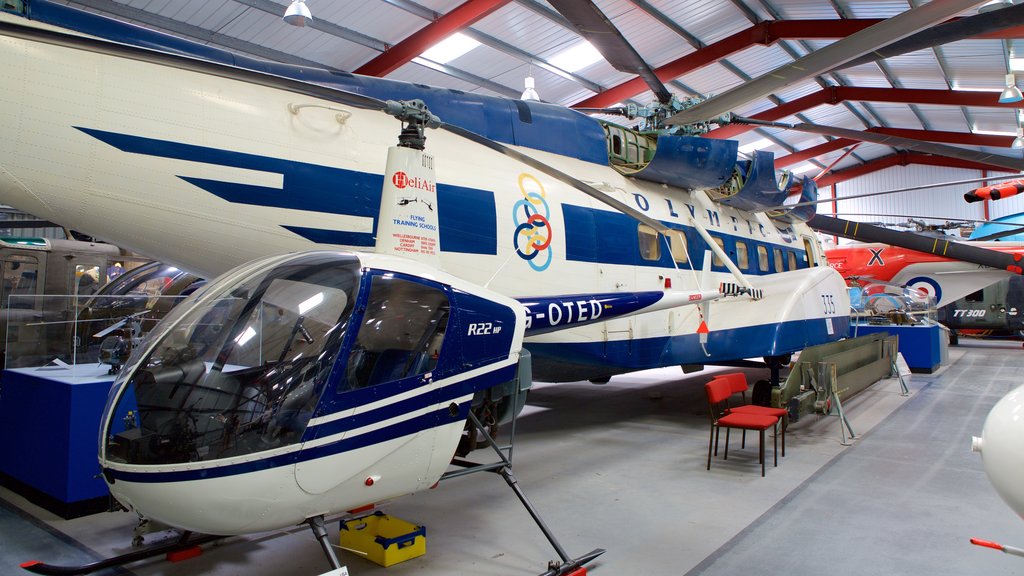 Internationaal helikoptermuseum bevat vliegtuigen en interieur