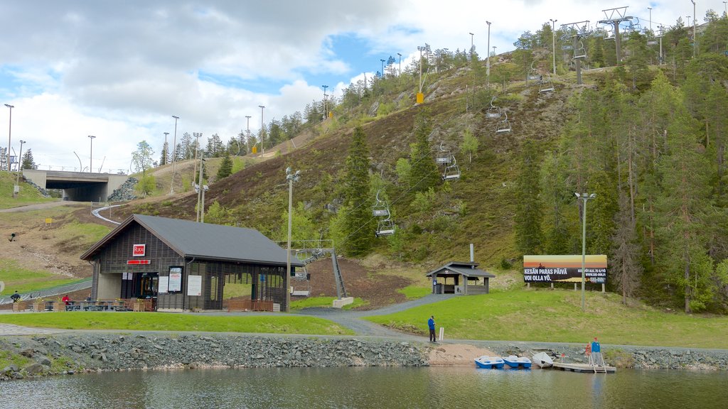 Rukatunturi que incluye un lago o espejo de agua, una góndola y montañas