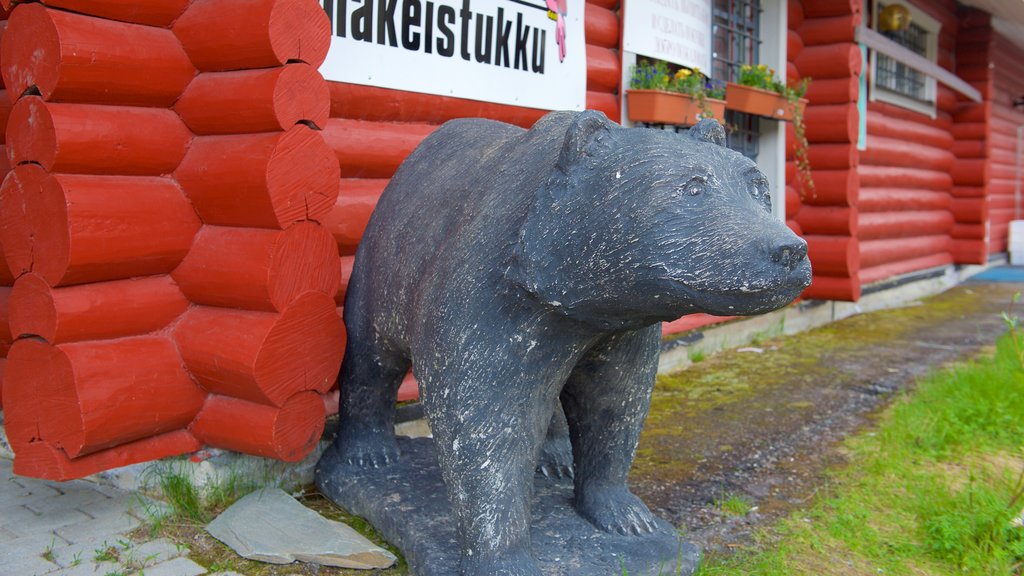 Rukatunturi que incluye un hotel y una estatua o escultura