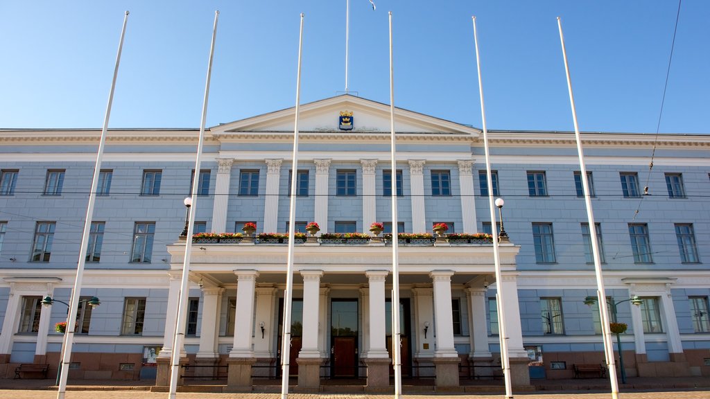 Stadhuis van Helsinki toont historische architectuur en een overheidsgebouw