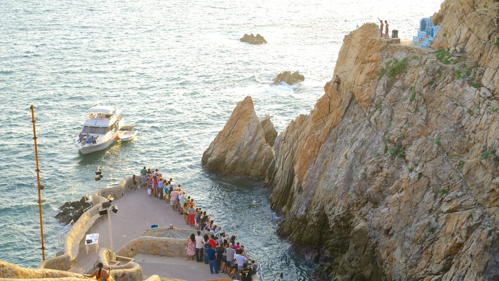 Penhasco de La Quebrada que inclui um desfiladeiro ou canyon, litoral rochoso e canoagem