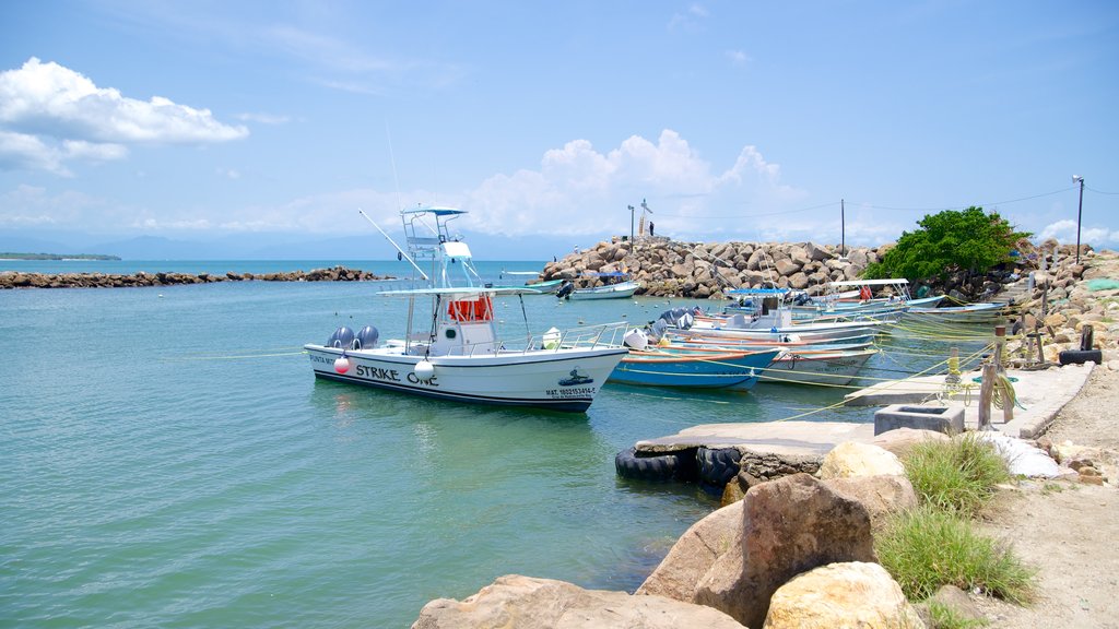 Costa Sur de Nayarit ofreciendo una bahía o puerto y vistas generales de la costa