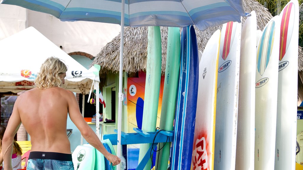 Sayulita ofreciendo surf y también un hombre