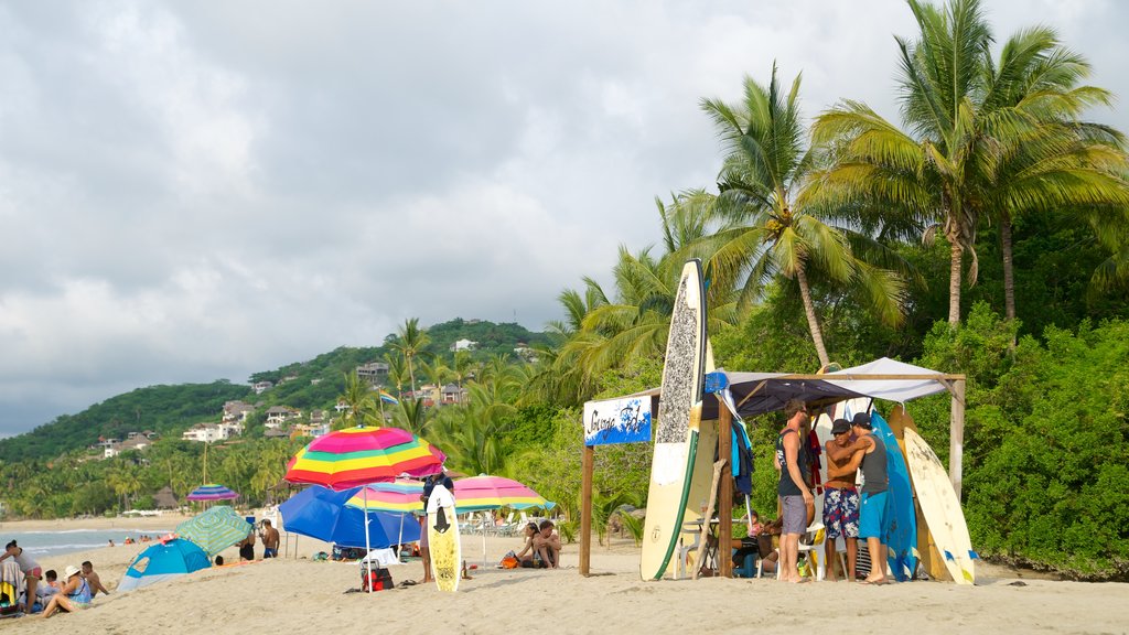 Sayulita que incluye una playa de arena, escenas tropicales y surf