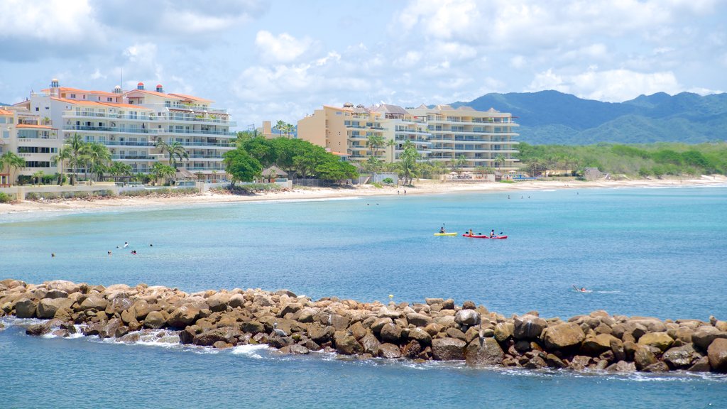 Punta Mita que incluye un hotel o resort de lujo, costa rocosa y una playa de arena