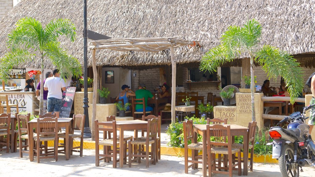 Sayulita ofreciendo comidas al aire libre y un bar