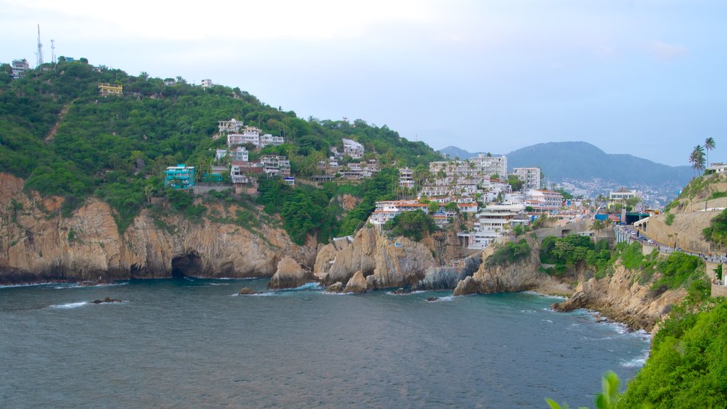 Sinfonía ofreciendo una ciudad costera, costa rocosa y una garganta o cañón