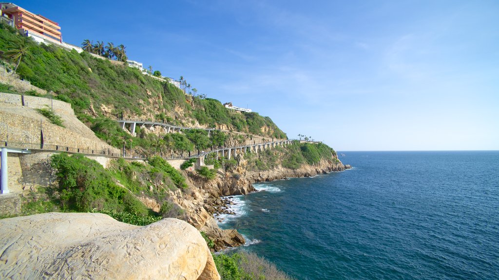 Acantilado La Quebrada mostrando costa rocosa y una garganta o cañón