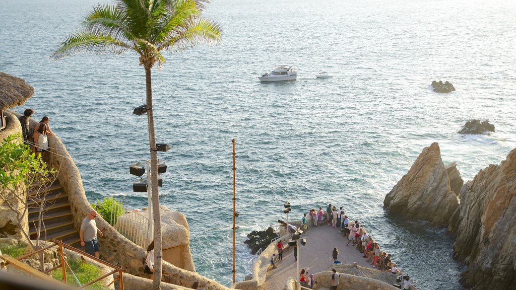 Acantilado La Quebrada mostrando vista, costa rocosa y botes