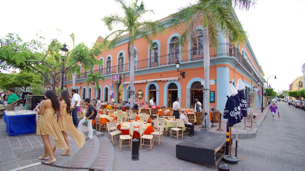 Plaza Machado showing café scenes