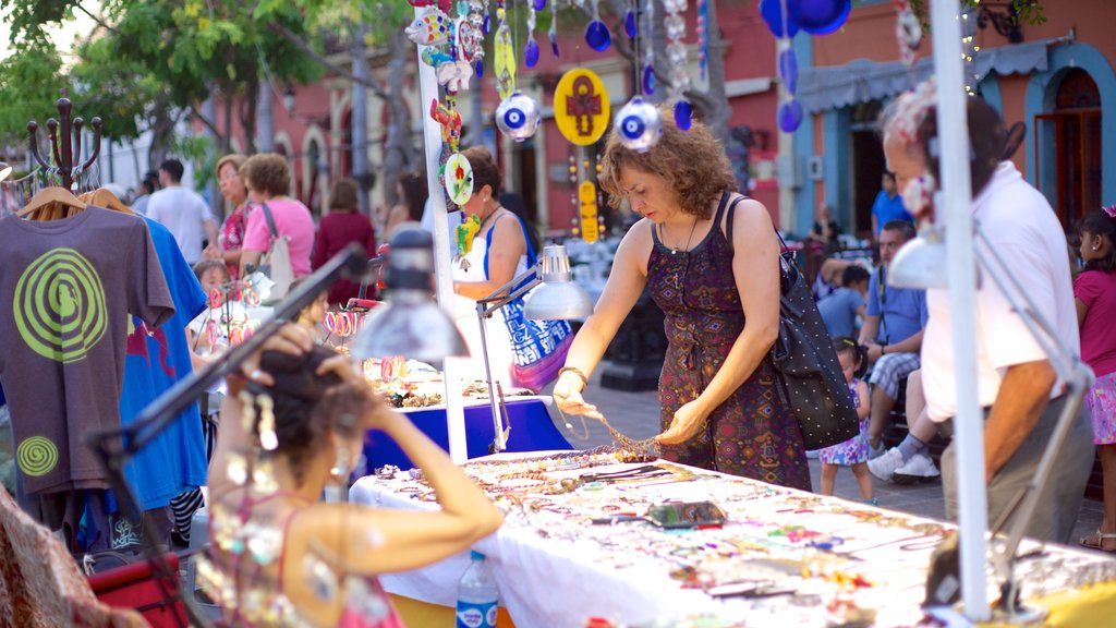 Plaza Machado mostrando mercados y también un pequeño grupo de personas