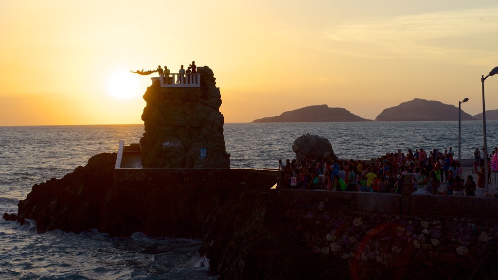 Punta de clavadistas ofreciendo vista, vista general a la costa y un atardecer