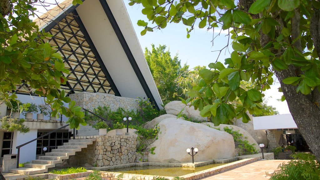 Capilla de la Paz qui includes un étang et une église ou une cathédrale