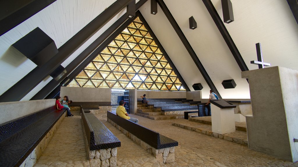 Capilla de la Paz caracterizando vistas internas, uma igreja ou catedral e aspectos religiosos