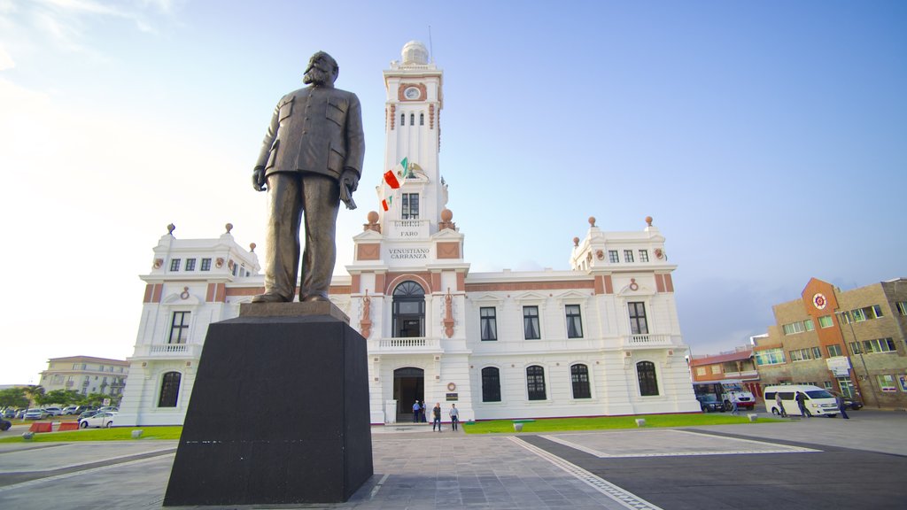 Farol Carranza mostrando uma estátua ou escultura, arquitetura de patrimônio e uma cidade