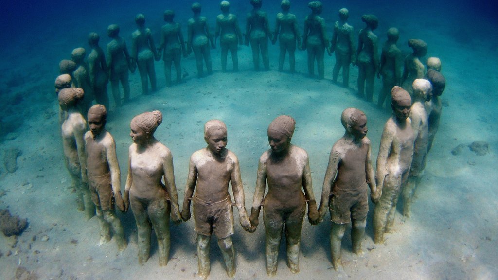 Grenada showing scuba and a statue or sculpture