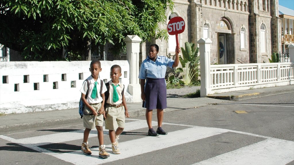 Basseterre aussi bien que petit groupe de personnes