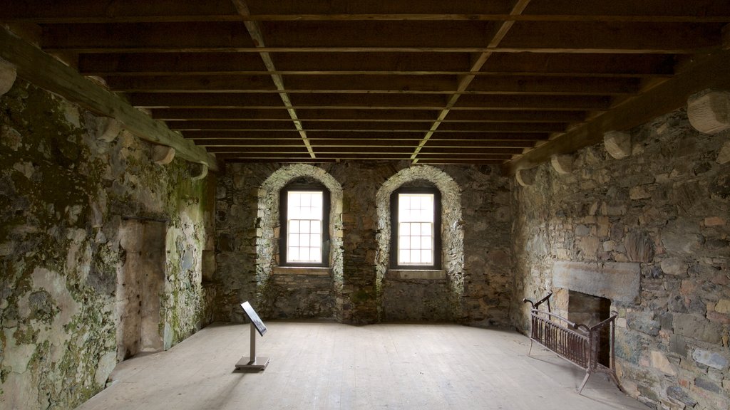 Castillo y capilla de Dunstaffnage ofreciendo vista interna, arquitectura patrimonial y elementos patrimoniales