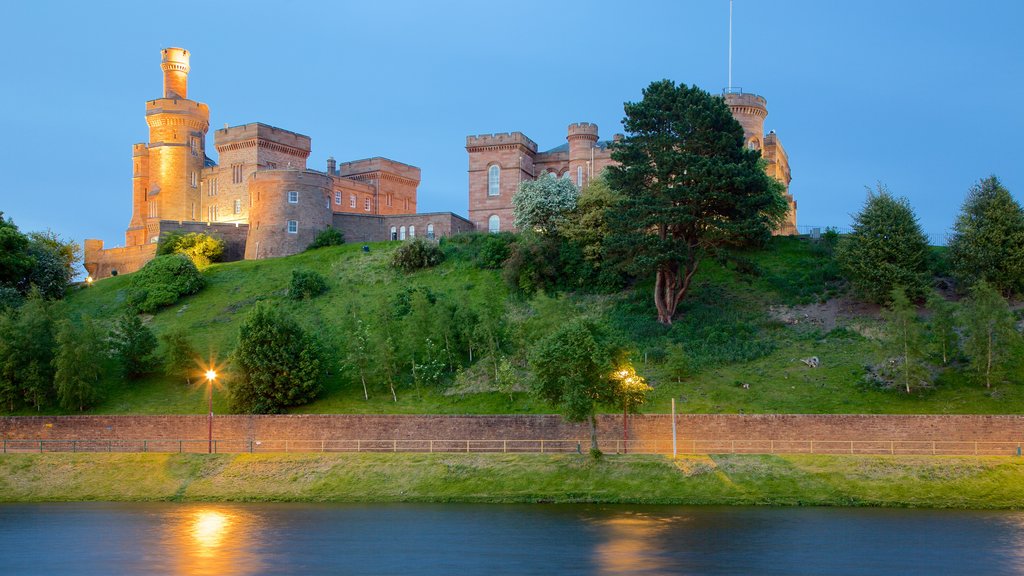 Inverness Castle som omfatter en flod eller et vandløb, et slot og kulturarvsgenstande