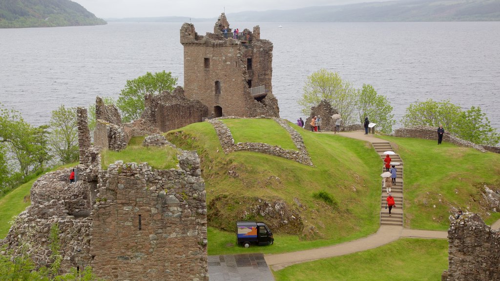 Castelo de Urquhart mostrando ruínas de edifício e um lago ou charco