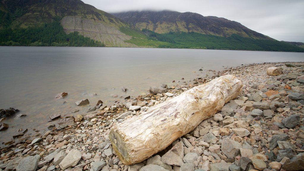 Fort William showing a lake or waterhole and mountains