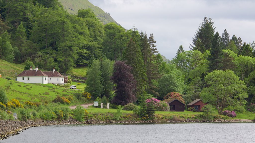 Fort William which includes a lake or waterhole and a house