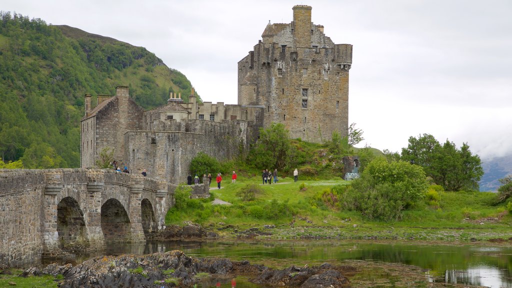 Castillo de Eilean Donan ofreciendo un río o arroyo, elementos del patrimonio y un puente