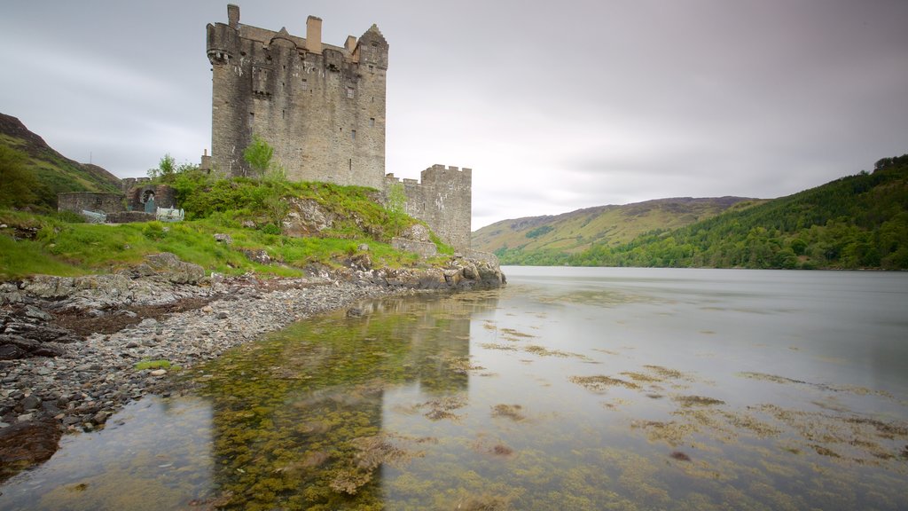 Castillo de Eilean Donan mostrando un río o arroyo, elementos patrimoniales y castillo o palacio