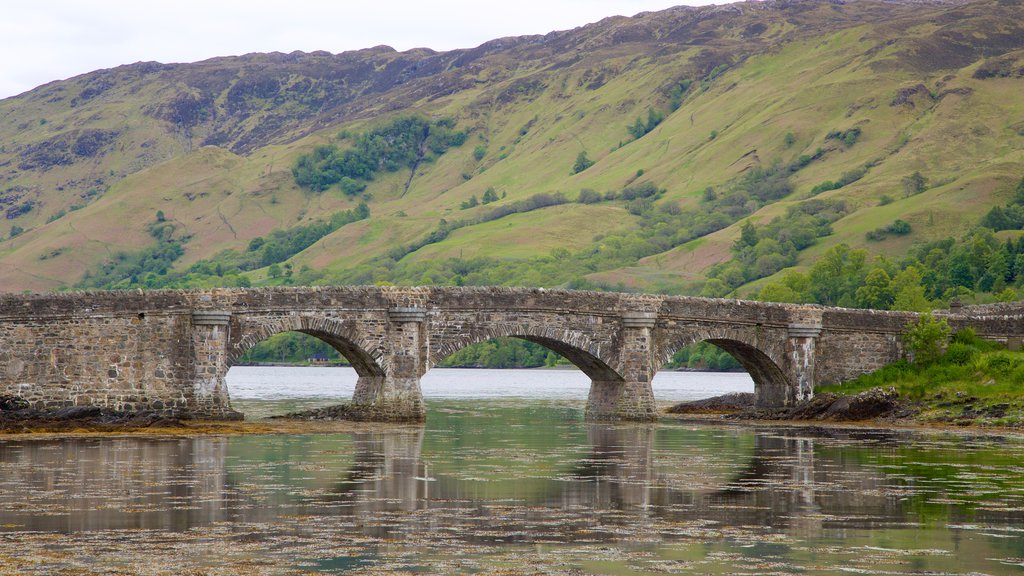 Château d\'Eilean Donan qui includes éléments du patrimoine, un pont et une rivière ou un ruisseau