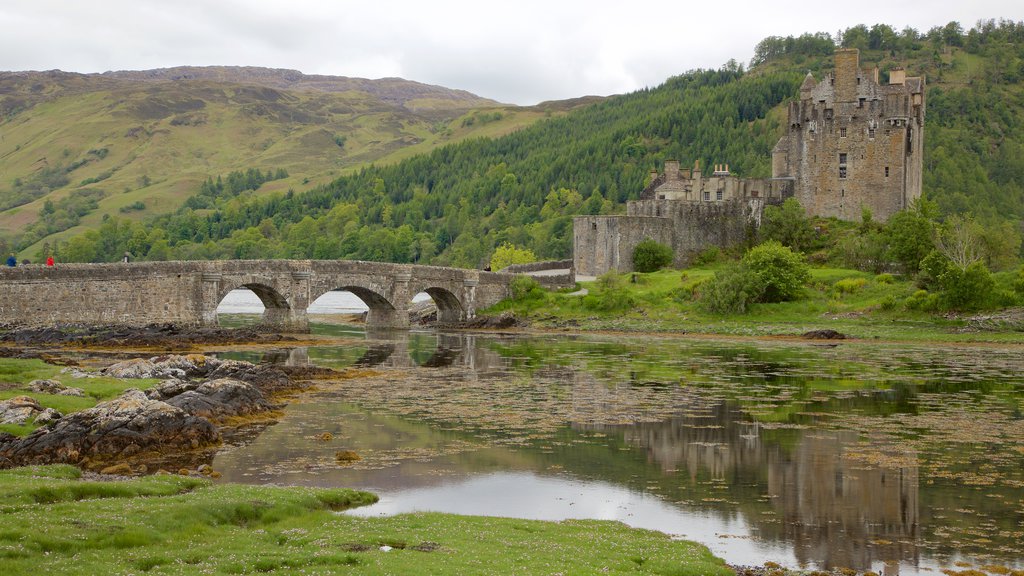 Castillo de Eilean Donan que incluye un puente, elementos patrimoniales y castillo o palacio