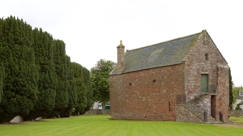 Catedral de Fortrose mostrando elementos del patrimonio y patrimonio de arquitectura