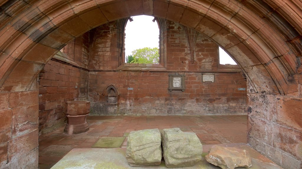 Catedral de Fortrose ofreciendo arquitectura patrimonial, una iglesia o catedral y ruinas de un edificio