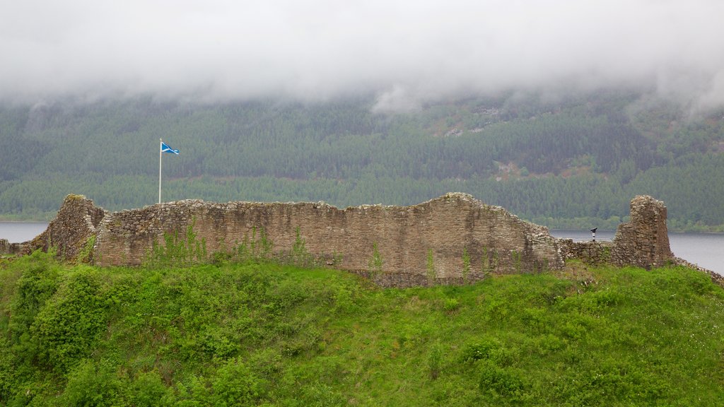 Urquhart Castle welches beinhaltet Ruine und Geschichtliches