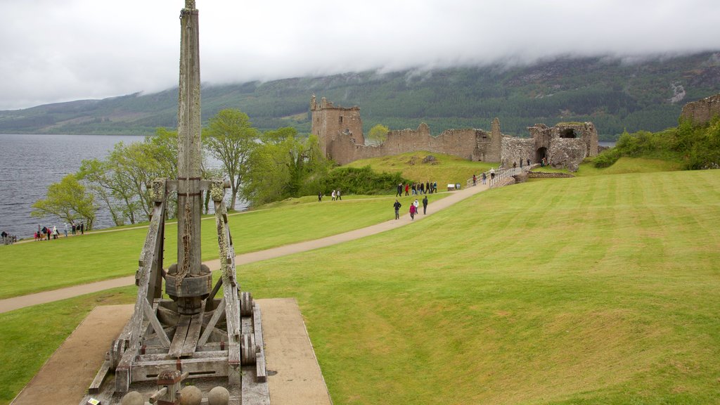 Urquhart Castle showing heritage elements, building ruins and château or palace