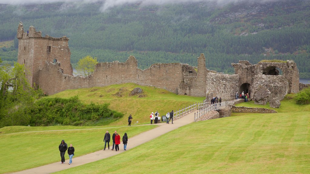 Urquhart Castle showing building ruins, a castle and heritage elements