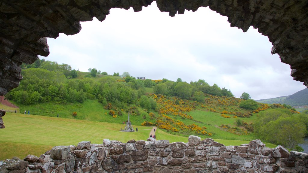 Urquhart Castle som viser interiør, kulturarvsgenstande og bygningsruiner