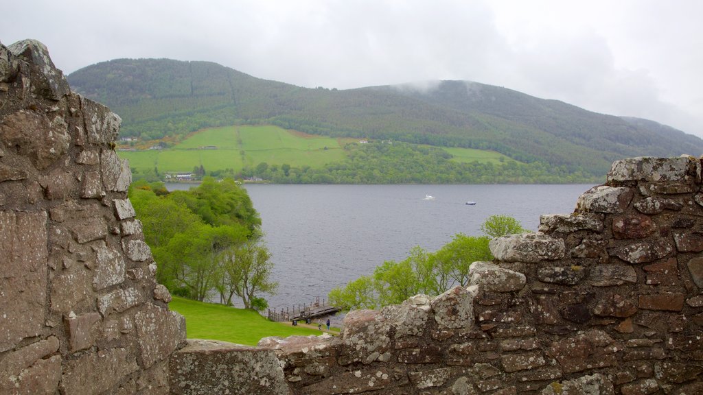 Urquhart Castle das einen See oder Wasserstelle, Gebäuderuinen und ruhige Szenerie