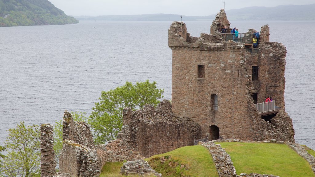 Castillo de Urquhart mostrando castillo o palacio, escenas tranquilas y un lago o abrevadero