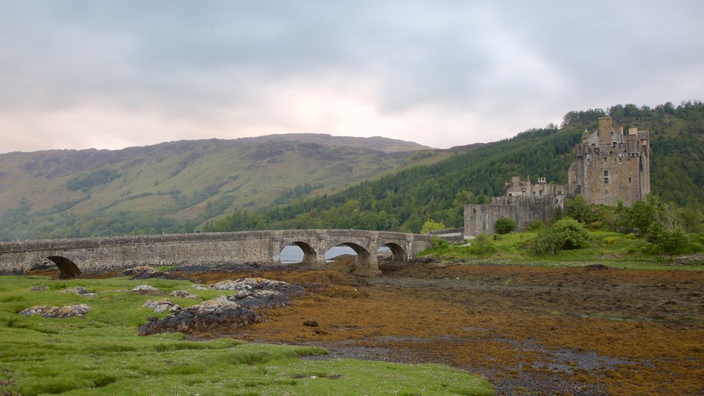 Eilean Donan Castle showing a lake or waterhole, heritage architecture and heritage elements