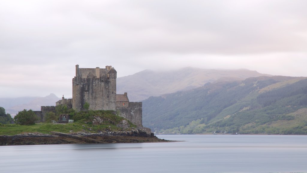 Castillo de Eilean Donan ofreciendo escenas tranquilas, un lago o espejo de agua y castillo o palacio