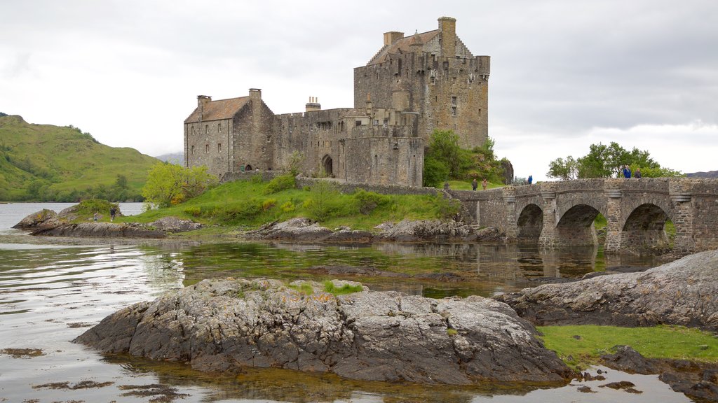 Castillo de Eilean Donan que incluye un castillo, arquitectura patrimonial y elementos patrimoniales