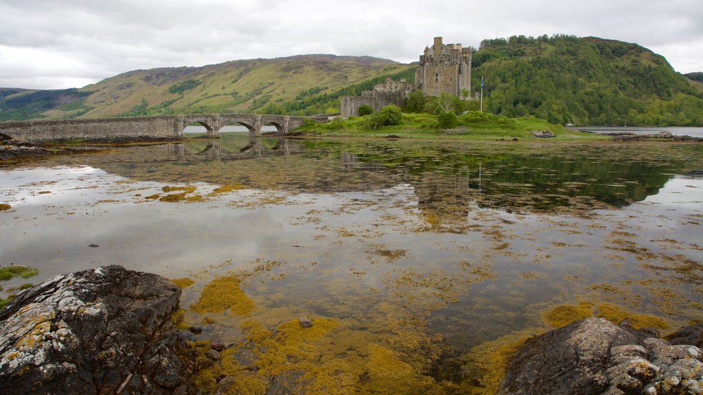 Eilean Donan Castle featuring heritage elements, a castle and a lake or waterhole