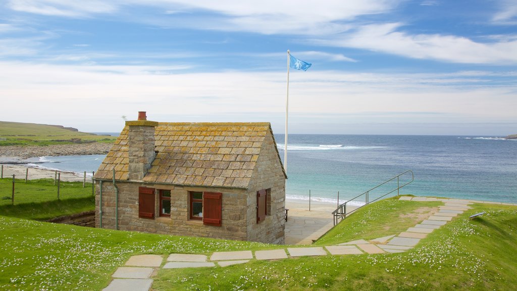 Skara Brae mostrando uma casa, uma praia e uma baía ou porto