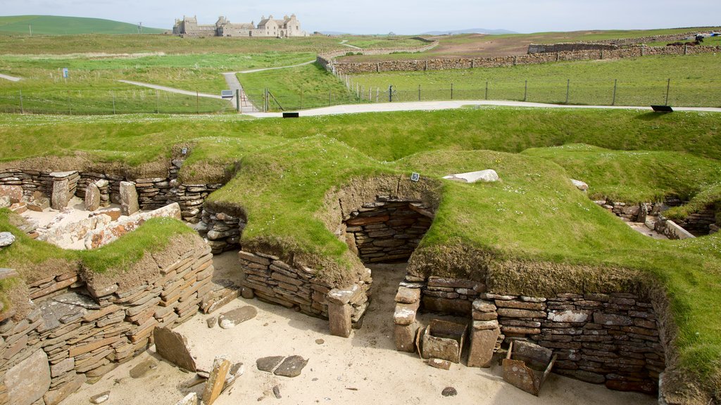 Skara Brae que inclui uma casa, elementos de patrimônio e cenas tranquilas