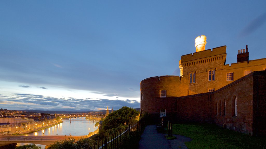 Castillo de Inverness mostrando arquitectura patrimonial, elementos patrimoniales y un castillo