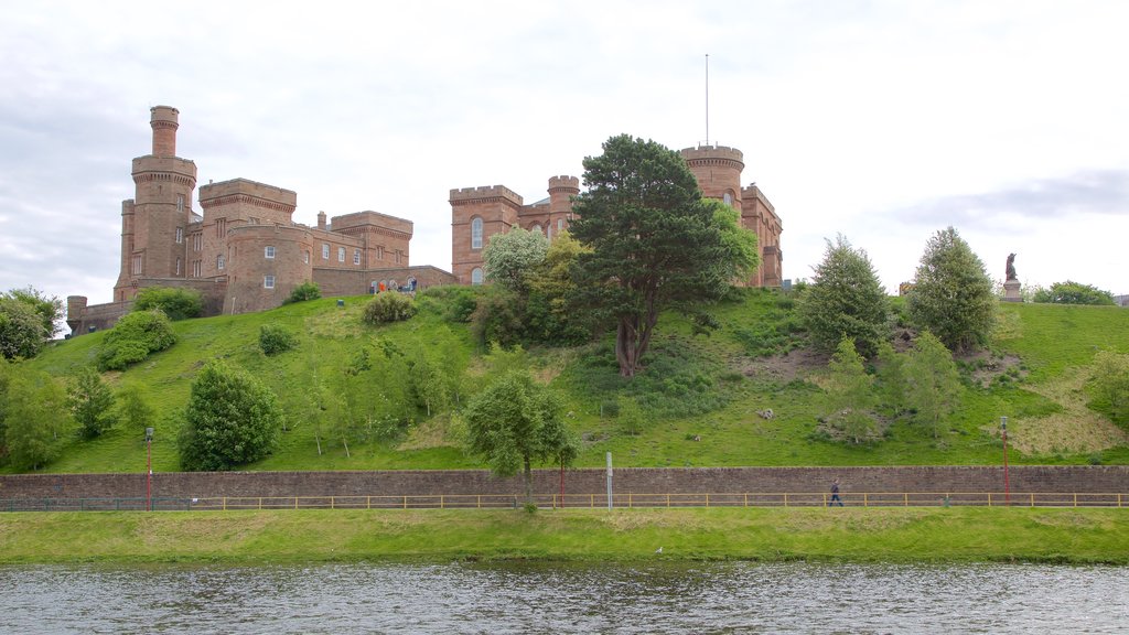 Inverness Castle som viser palass, historisk arkitektur og elv eller bekk