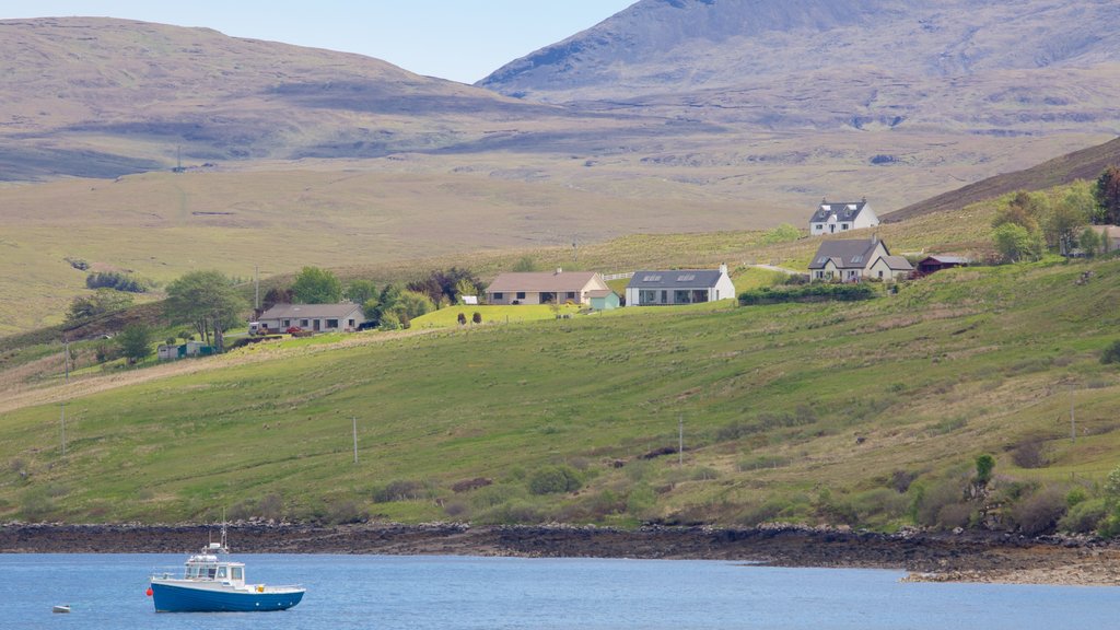 Destilería Talisker mostrando escenas tranquilas, un lago o abrevadero y una playa de guijarros